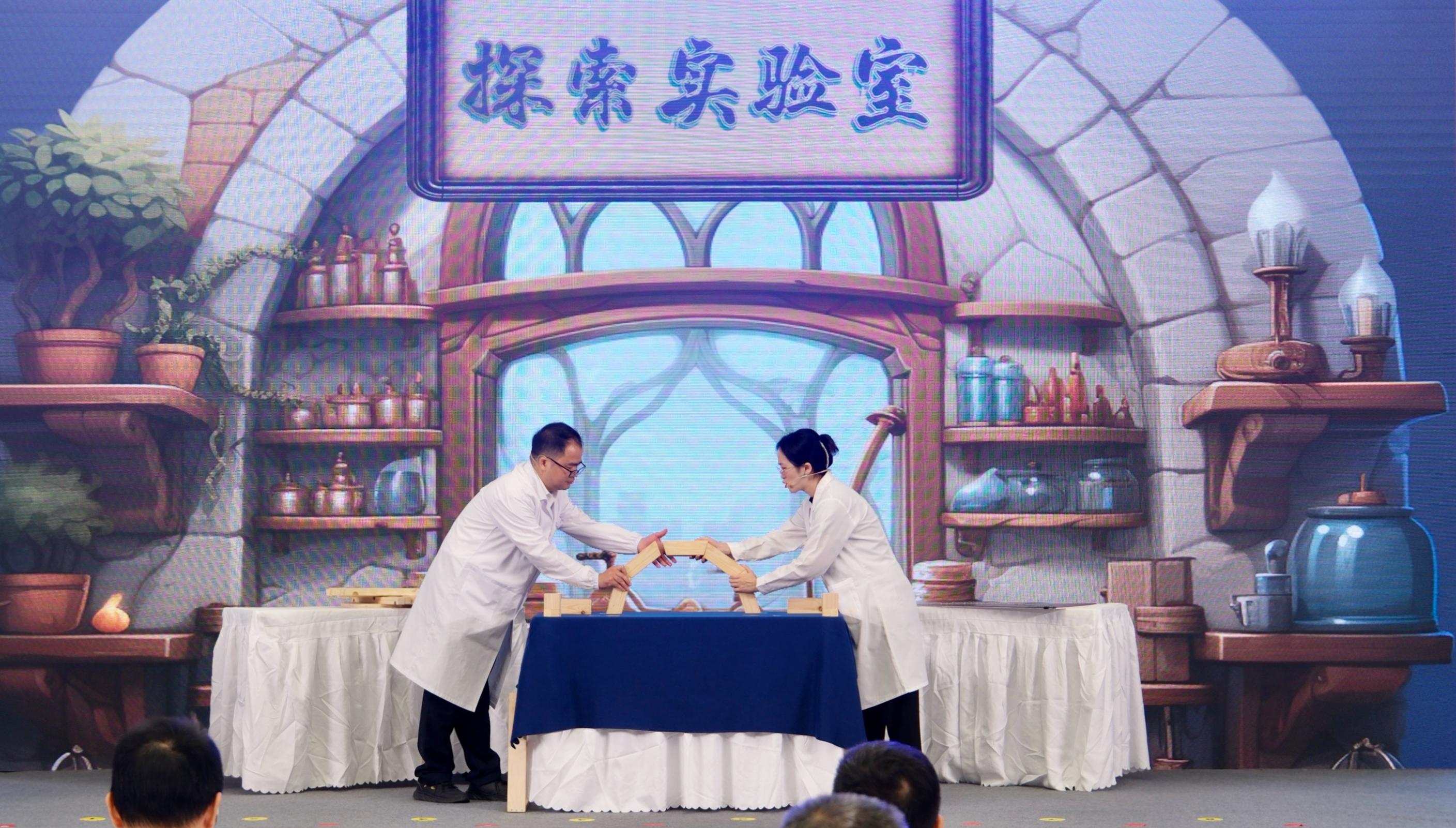 啟動式現(xiàn)場，武漢科技館表演了科學(xué)實驗秀《拱形的奧秘》