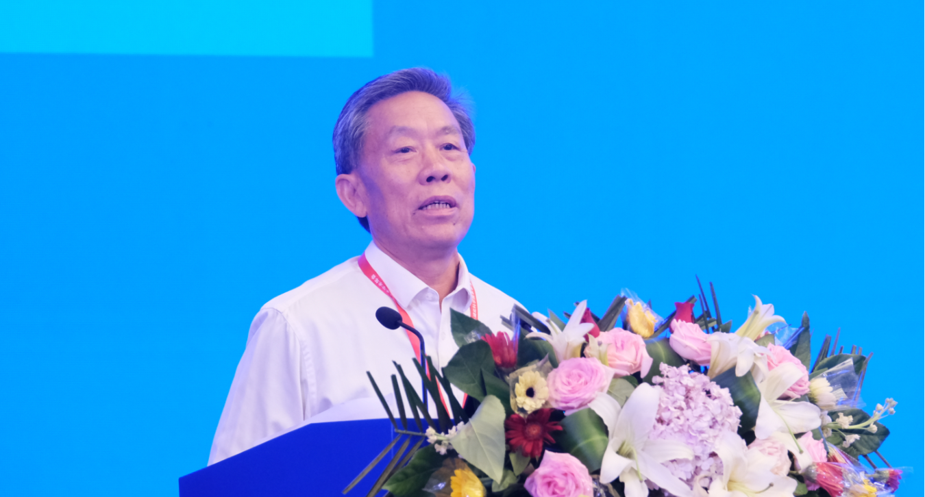 湖北省政協(xié)原副主席、湖北省老科技工作者協(xié)會會長郭躍進作主旨報告
