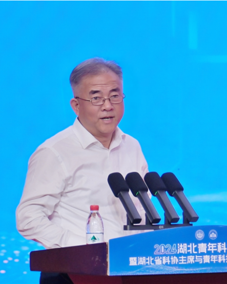湖北省科協(xié)黨組成員、副主席孫擊翔主持2024湖北青年科技論壇