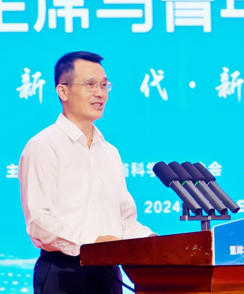 湖北省科協(xié)黨組書記、副主席周德文主持活動
